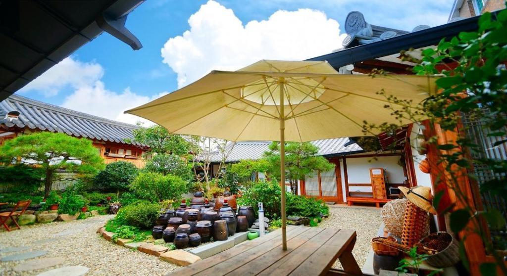 Jeonju Hanok Village Beautiful Garden House Exterior photo
