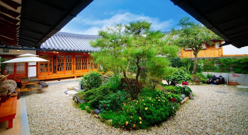 Jeonju Hanok Village Beautiful Garden House Exterior photo